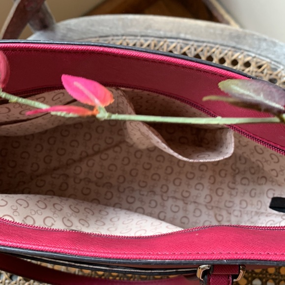 Guess Handbags in excellent condition - Picture 3 of 4